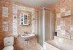 Tageslichtbad OG mit Badewanne und Dusche