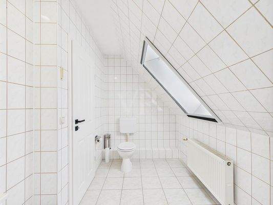 Helles Masterbad mit Wanne, Dusche und WC im Obergeschoss