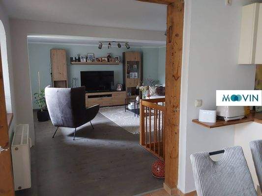 Ansicht I: Wohn- und Esszimmer mit offenem Küchenbereich