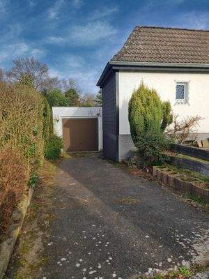 Zufahrt zur Garage und Garten