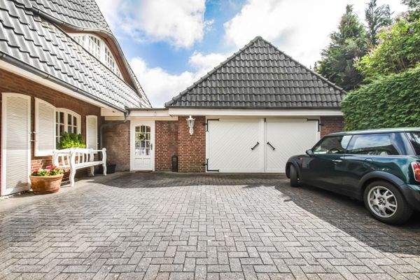 Garage und Stellplätze