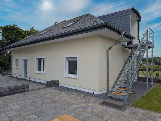 Außenansicht, Blickrichtung Eingang DG-Wohnung.jpe