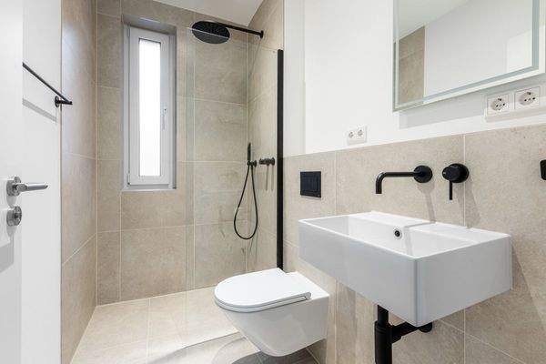 Gäste-WC mit Dusche im Erdgeschoss