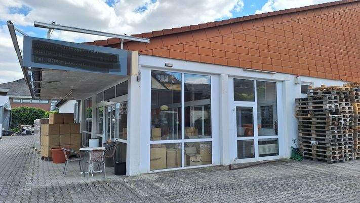 Blick auf Eingang und Bürobereich