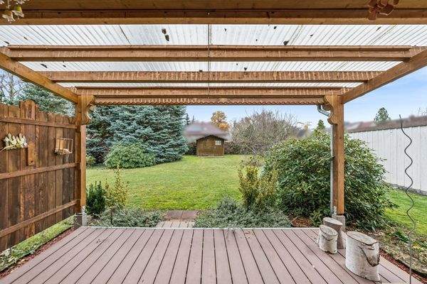 Terrasse mit Blickrichtung zum Garten