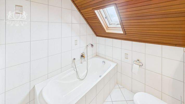 CAM01984G0-PR0452-STILL046