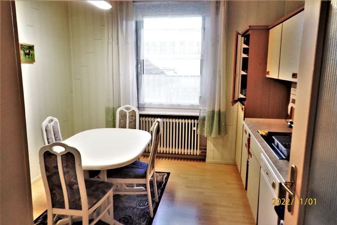 2-Zimmer-Wohnung in Friedberg OT Dorheim mit seniorengerechtem Bad und Treppenlift, ideal für ältere Person oder Paar.