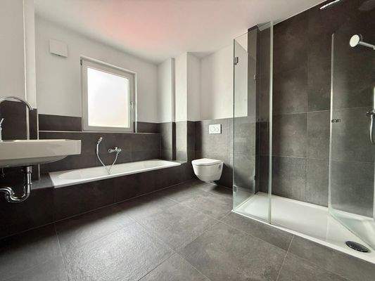 Badezimmer mit Dusche und Wanne