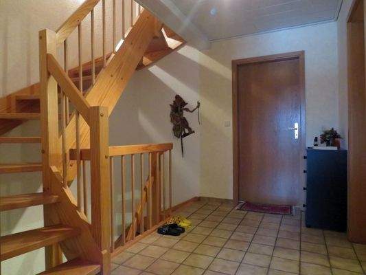 Flur im OG mit Zugang zum DG