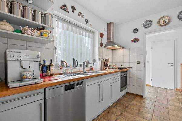 Küche mit viel Stauraum und Arbeitsfläche