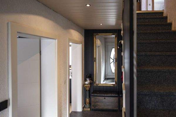 Flur mit Treppe zum DG