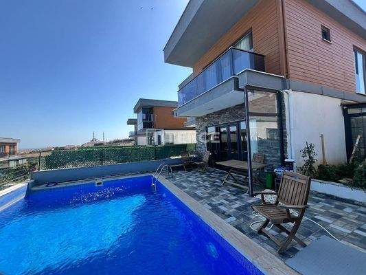 Villa with a Private Garden and Pool in İstanbul Büyükçekmece