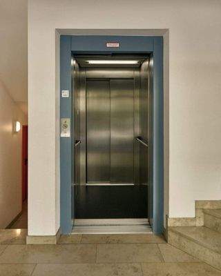 Moderner Aufzug zur Wohnung