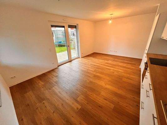 Wohnzimmer mit offener Küche