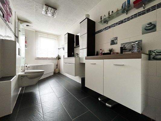 Wohnung 1 Badezimmer: Helles Bad mit klaren Linien – hier beginnt der Tag frisch