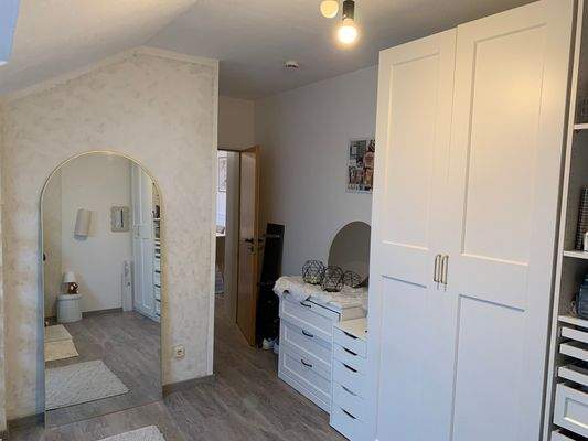 Schlafzimmer mit Blick zum Flur