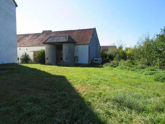 Wirtschaftsgebäude mit 2 Silo 