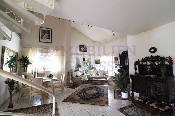 Wohn-Esszimmer mit Ausgang zum Garten