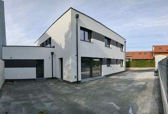 Ansicht mit Terrasse und Sellplätze