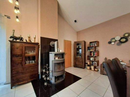 Hauptwohnung - Kamin im Wohn- und Essbereich