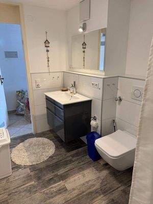 gr. Waschbecken mit WC, 