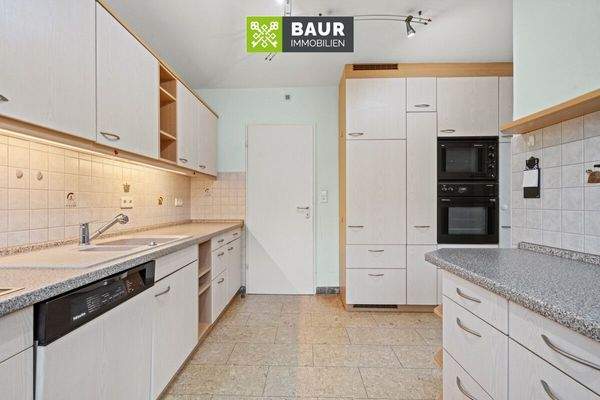 Küche mit reichlich Arbeitsfläche