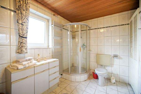 Vollbad mit Dusche und Wanne EG