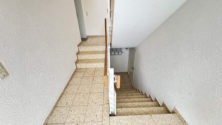 Treppenhaus / Treppe in den Keller