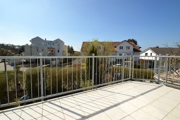 sonniger Balkon mit tollen Grünblick
