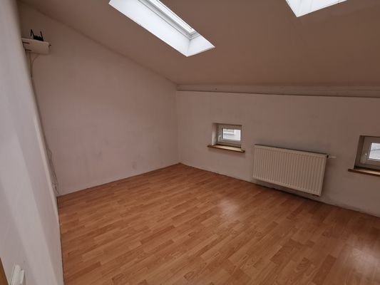 Schlafzimmer 1 mit Dach und Wandfenster 
