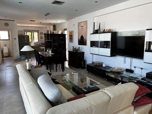 Kreta, Kolymvari: Zweistöckige Villa mit Infinity-Pool und Meerblick zu verkaufen