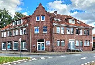 Hauptgebäude - Straßenansicht