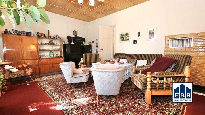 Wohnbereich mit großer Fensterfront