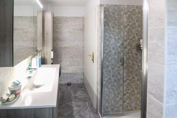 Modernes Bad mit Dusche und WC