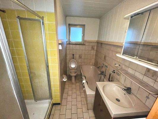 Das Bad ist technisch in Ordnung, aber nicht mehr zeitgemäß