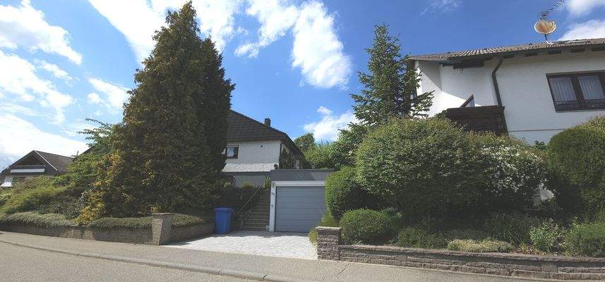 Garage und Treppenaufgang