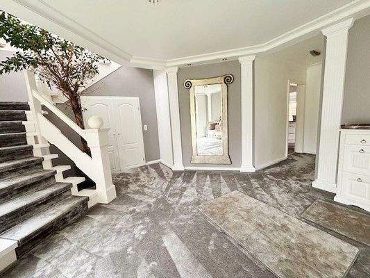 Diele mit Zugang zum Wohnbereich im EG.jpg