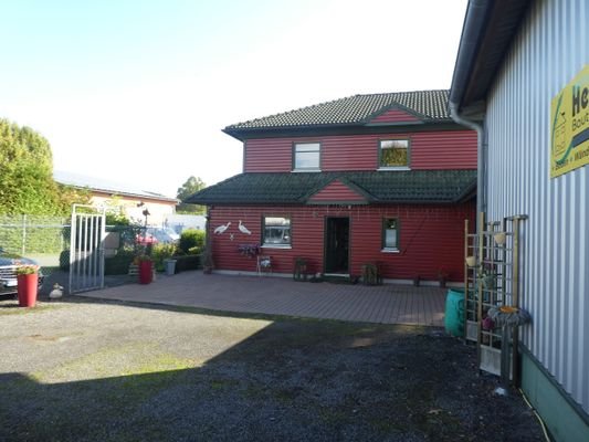 Vorderseite Wohnhaus mit Halle