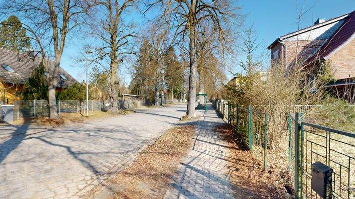 Prager Str. am Grundstück.jpg