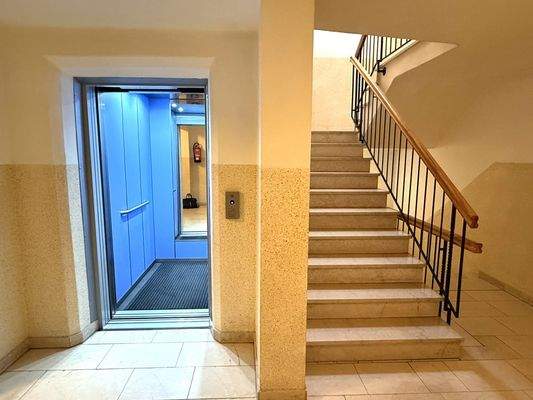 Aufzug bis zum Kellergeschoss und Treppenhaus