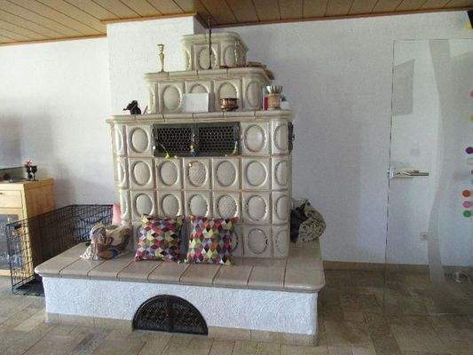 Kachelofen im Wohnzimmer