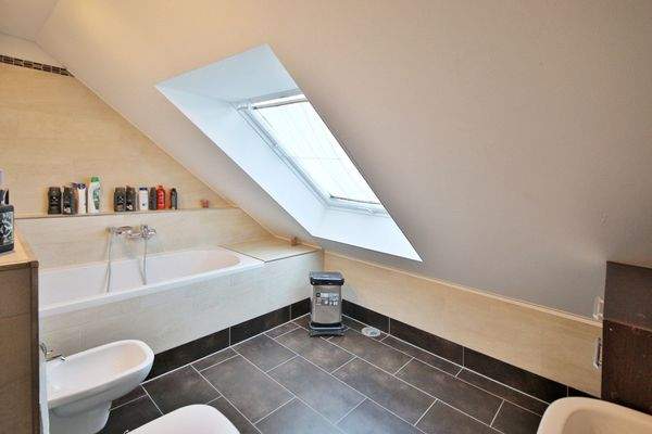 Badezimmer im Dachgeschoss