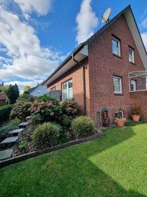 Blick aus dem Garten auf das Haus und Südterrasse