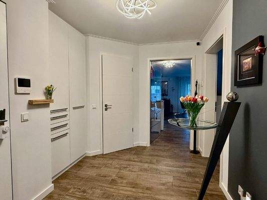 Flur mit Zugang zum Gäste-WC und Wohnzimmer