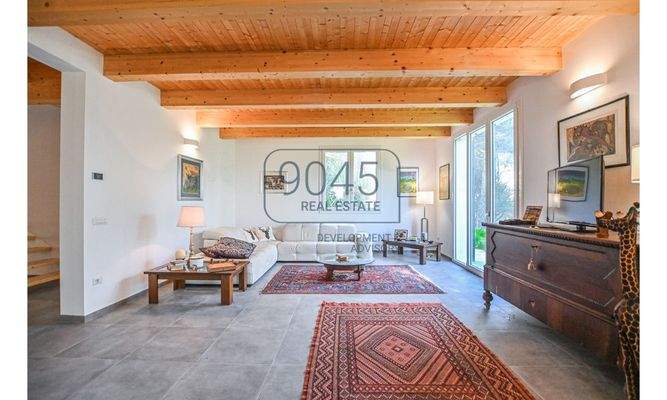 Zeitgemäße Landvilla in nachhaltiger Holzbauweise mit Panoramablick bei Potenza Picena