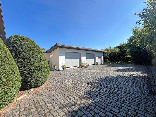 Innenhof mit Garagen