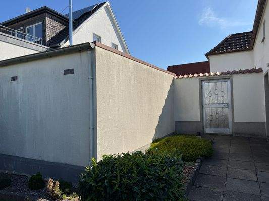 73 Garage vom Garten aus.jpg