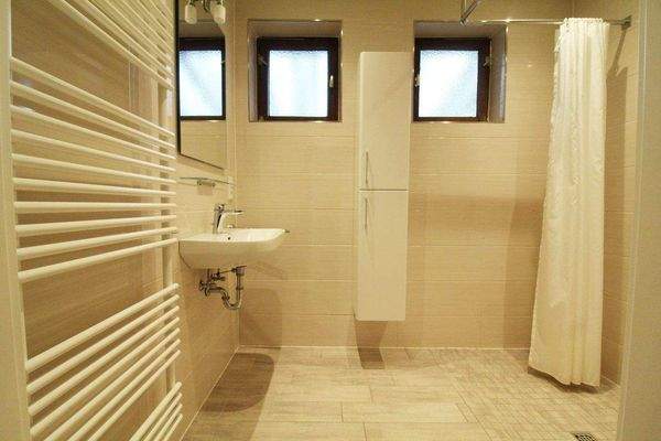 Badezimmer mit ebenerdiger Dusche