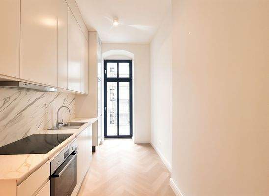 Küche mit Balkonzugang - (KI generiert)