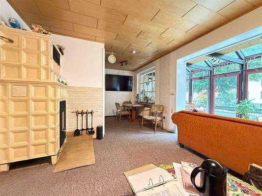 Wohnzimmer mit Kachelofen EG